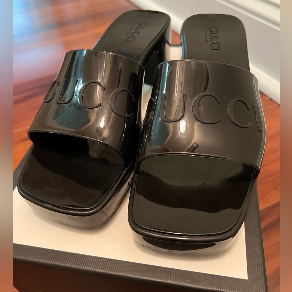 GUCCI WOMEN'S RUBBER SLIDE SANDAL - Picture 3 of 8